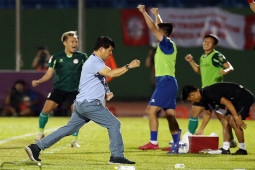 Bóng đá - HLV Tiến Thành ăn mừng như vô địch, lấy Arsenal làm động lực cho CLB TP.HCM