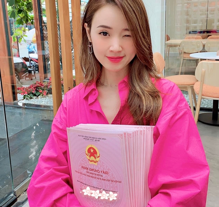 Mới đây, trên mạng xã hội, hình ảnh Midu cầm sấp sổ đỏ cùng tiêu chí chọn bạn trai thu hút hơn 17 nghìn lượt bày tỏ cảm xúc. Cô thích độc lập tài chính nên từng chia sẻ trong một chương trình rằng bạn trai không nhất thiết phải là người khá giả. Midu&nbsp;mong bạn trai của mình sẽ là người hoạt bát, hài hước, thành đạt.&nbsp;
