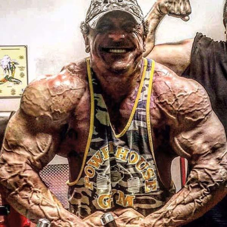 Marco Viviani: Lực sĩ 53 tuổi người Italia có cân nặng lên tới 136 kg nhưng thân hình của anh có cực kì ít mỡ thừa. Sau khi ngừng tham gia các cuộc thi thể hình, anh vẫn kiên trì tập thể dục vì thế tỷ lệ mỡ trên cơ thể chỉ còn 6%, toàn thân nổi đầy gân xanh. Các mạch máu có thể nhìn thấy rõ ràng, đặc biệt là ở cánh tay, mang đến cho người ta cảm giác cơ bắp của anh như sắp "nứt vỡ".