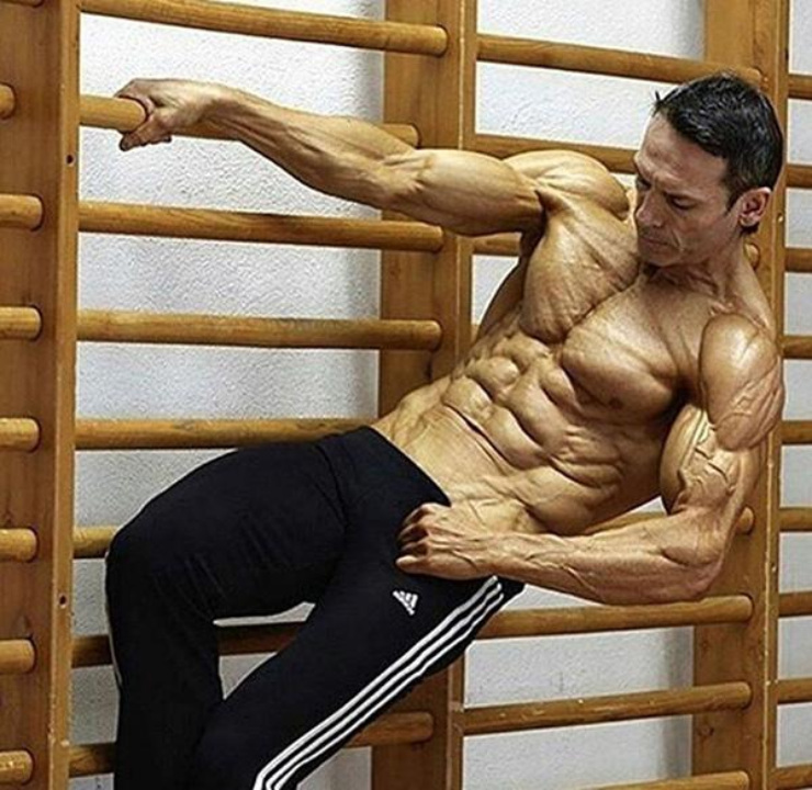 Helmut Strebl: 54 tuổi đến từ nước Áo, bước vào phòng gym từ năm 16, anh đã có hơn 30 năm luyện tập và sở hữu cơ thể hơn người. Cao 1m90, từ đầu đến chân Helmut gần như không có mỡ thừa. Tỷ lệ mỡ trong cơ thể anh về cơ bản duy trì ở mức 4%, thời điểm thấp nhất đạt 2,3%.