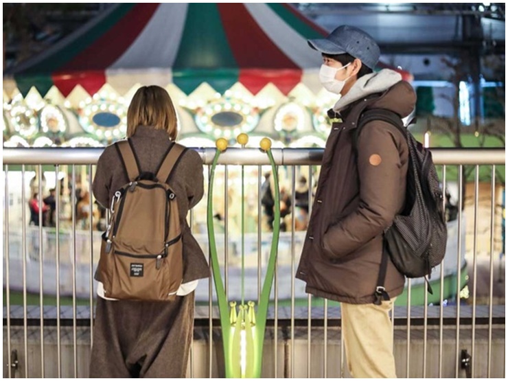 Nhiều người đàn ông tự cho thuê bản thân để giao lưu và tâm sự, giúp đỡ người lạ.