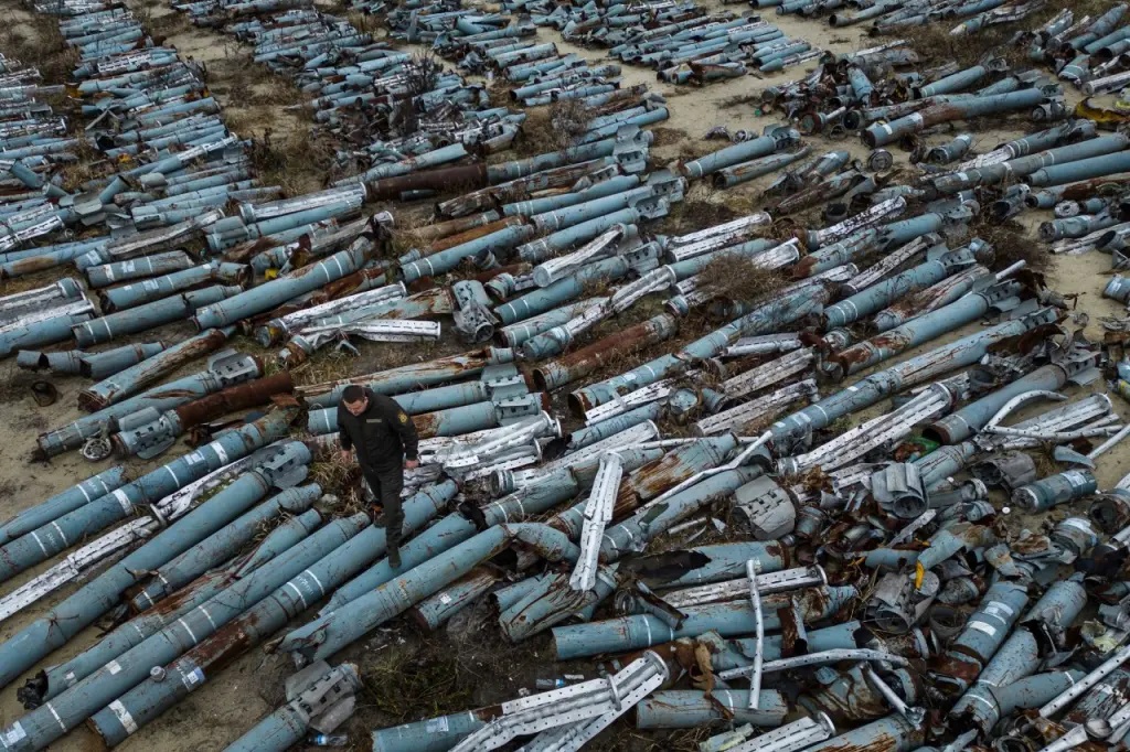 Xác và mảnh vỡ tên lửa Nga được binh sĩ Ukraine thu thập (ảnh: CNN)