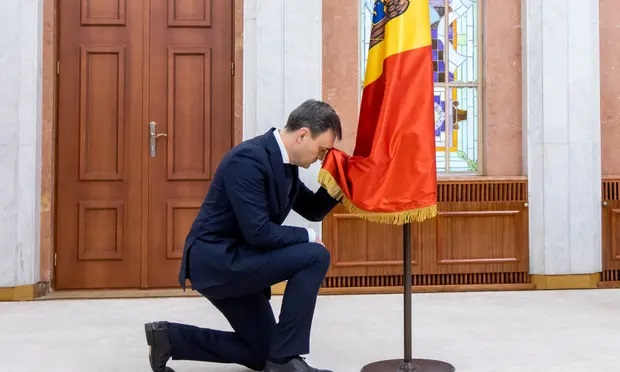 Tân Thủ tướng Moldova Dorin Recean tuyên thệ nhậm chức tại dinh tổng thống ngày 16/2. Ảnh: EPA