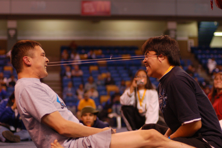 Ear pulling (kéo co bằng tai). Một cuộc thi truyền thống của người Inuit (một nhóm người bản địa sống ở&nbsp;các vùng Bắc cực của Canada, Đan Mạch (Greenland), Nga (Siberia) và Mỹ (Alaska)), được tổ chức tại Đại hội Eskimo-Ấn Độ.&nbsp;Về cơ bản, đây là một trò chơi kéo co gồm 2 người chơi, có một đoạn dây dài 60cm quấn quanh mỗi tai của họ và kéo.&nbsp;Người chiến thắng là người có thể chịu đựng nỗi đau lâu nhất.
