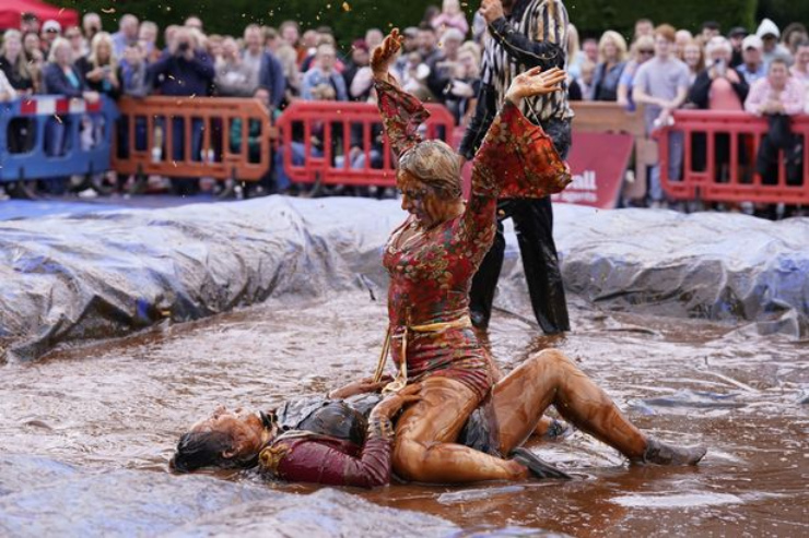 Gravy wrestling (đấu vật gợi cảm): Các trận đấu diễn ra trong thứ nước sốt thịt, trong sàn thi đấu trơn trượt, người chiến thắng là người lần lượt đánh bại các đối thủ.