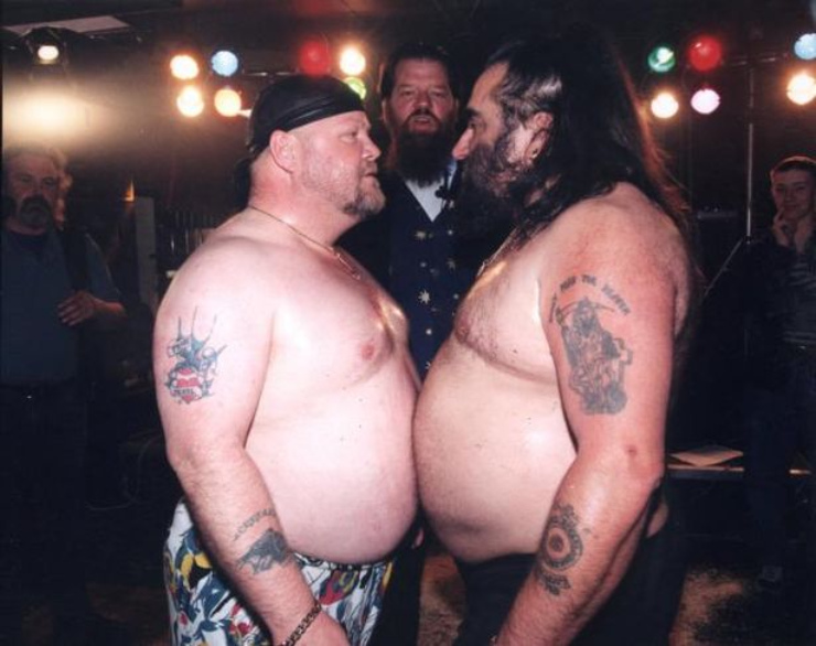 Gut barging (đấu bụng): Môn thể thao có nguồn gốc cổ xưa cho thấy hai đối thủ cố gắng đẩy nhau ra khỏi tấm thảm dài 3,5m - 2,5m chỉ bằng bụng của họ!