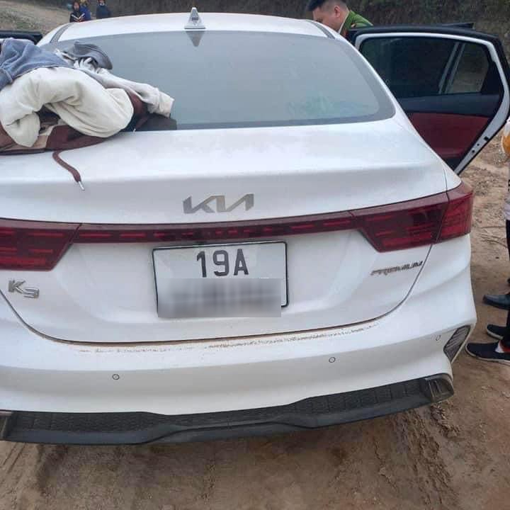 Chiếc xe bỏ lại trên bờ sông.