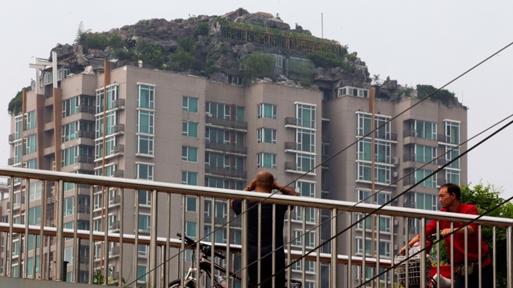 Trên một nóc chung cư tại Bắc Kinh, Trung Quốc từng mọc lên một căn nhà kỳ quái.
