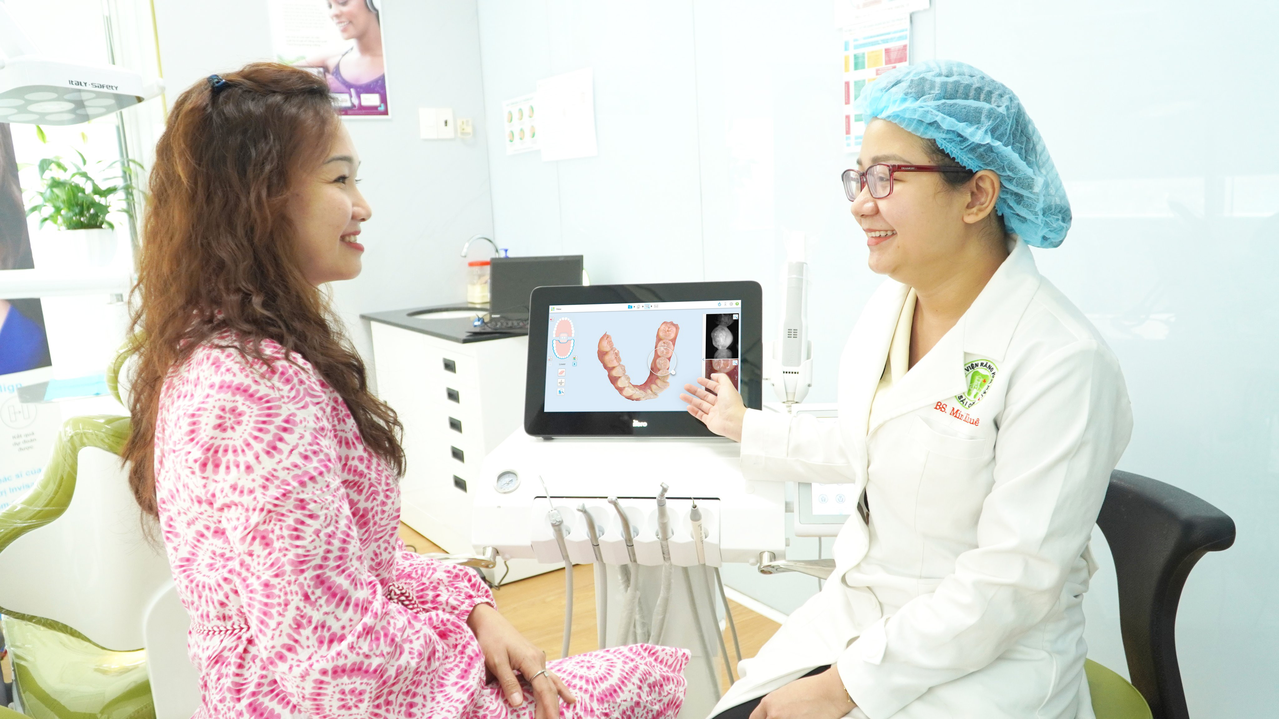 Khách hàng đầu tiên nhận tư vấn và điều trị với iTero 5D Plus Mobile