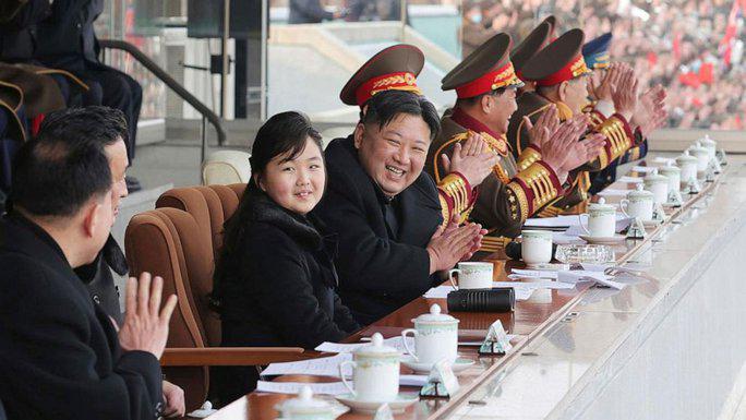 Nhà lãnh đạo Triều Tiên dẫn con gái đi xem bóng đá. Ảnh: KCNA
