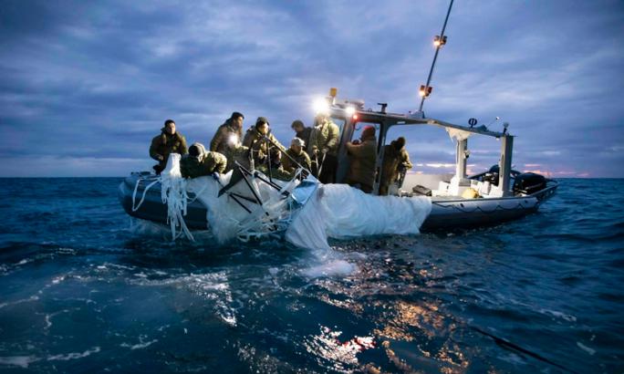 Các thủy thủ hải quân Mỹ trục vớt một phần của khí cầu Trung Quốc ngoài khơi Nam Carolina hôm 5-2. Ảnh: Hải quân Mỹ