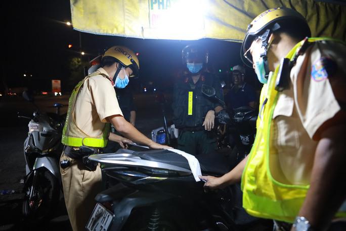 CSGT niêm phong phương tiện.