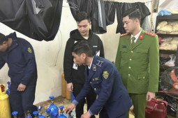 Pháp luật - Phát hiện, thu giữ hàng chục bình “khí cười” tập kết trong nhà kho