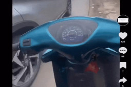 Tin tức ô tô - Clip: Ôtô lấn làn chèn ép, lái xe máy vỉa tay lái “cay nghiệt” vào ôtô