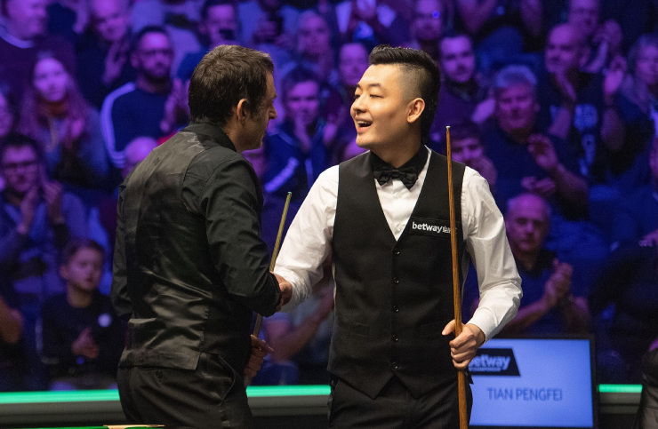 Pengfei (phải) vui mừng vì đánh bại được số 1 thế giới O'Sullivan (trái)