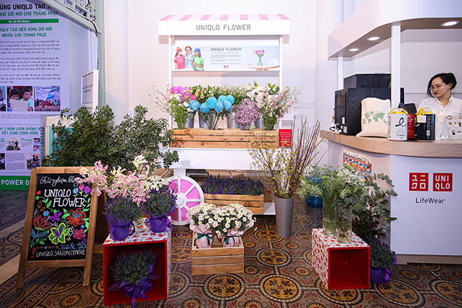 UNIQLO mang không gian quán cà phê và tiệm hoa tươi vào triển lãm giới thiệu BST LifeWear Xuân Hè 2023 - 2