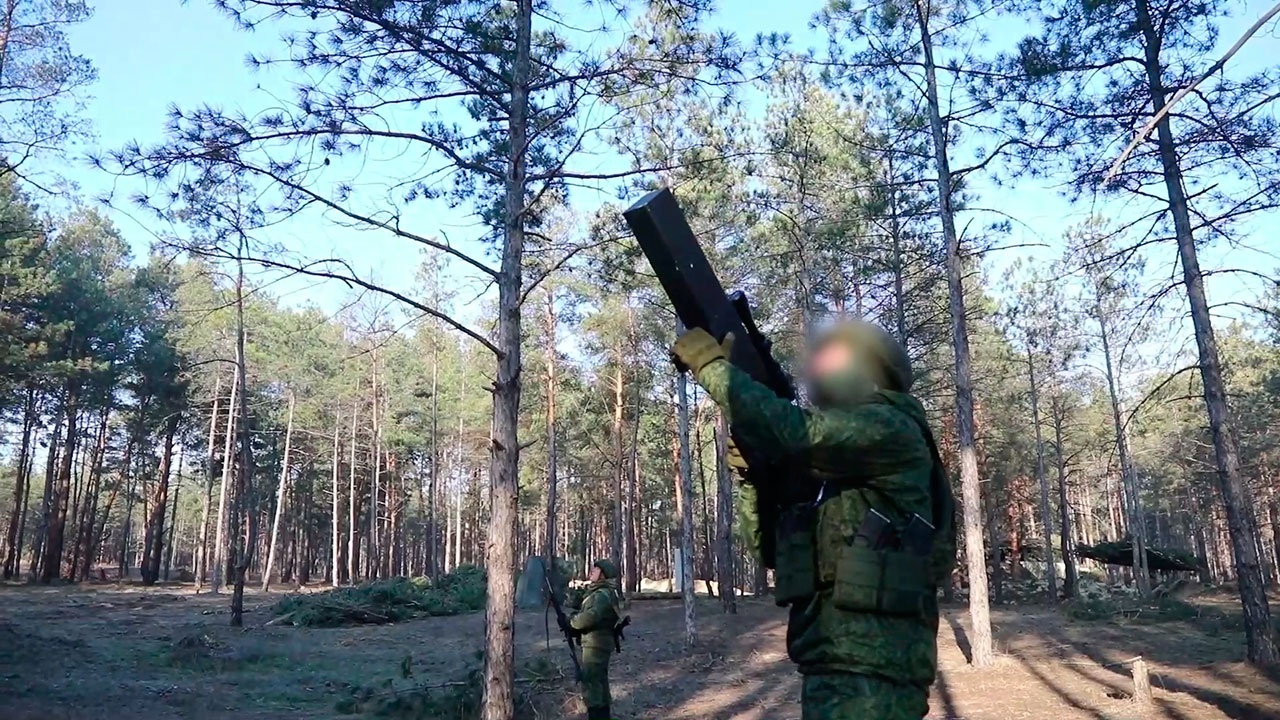 Lính dù Nga sử dụng súng chuyên dụng để áp chế UAV.