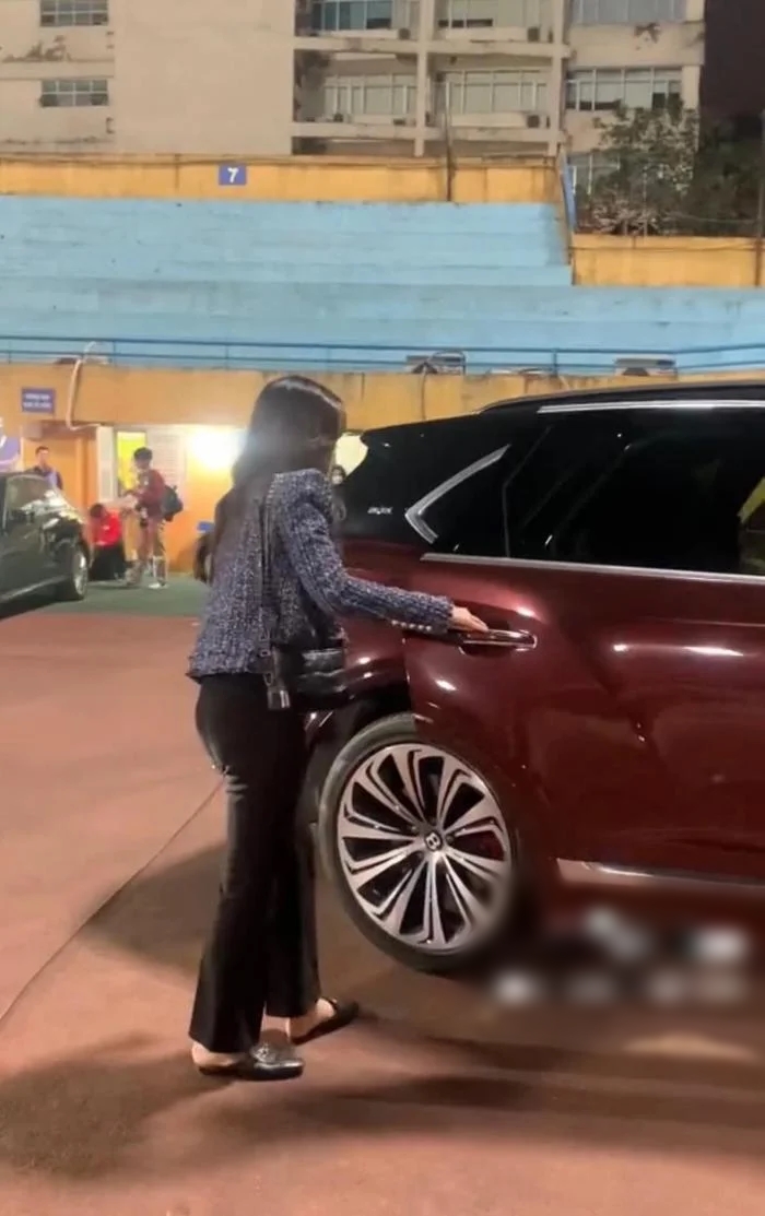 Nhiều bình luận trái chiều được đưa ra khi Đỗ Vinh Quang không chủ động mở cửa xe hơi cho vợ