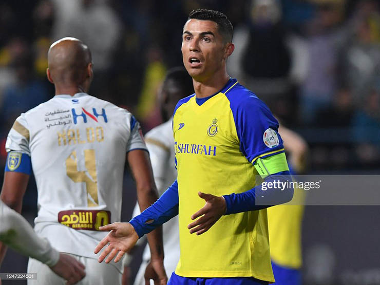 Ronaldo tỏ ra bất ngờ&nbsp;khi bị thổi việt vị