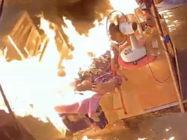 Tin tức trong ngày - Giám đốc Công an Vĩnh Long nói gì về việc thị trấn không báo cáo vụ người phụ nữ bị ném bom xăng?