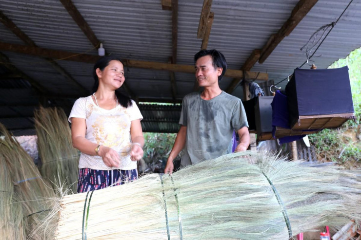 “Từ sáng sớm, tôi mang theo rựa lên rừng tìm hái đót. Năm ngày, tôi dồn lại được gần 40kg đót, bán được hơn 800.000 đồng. Dự tính mùa đót năm nay tôi kiếm được hơn 1.000.000 đồng”, chị Non nói.