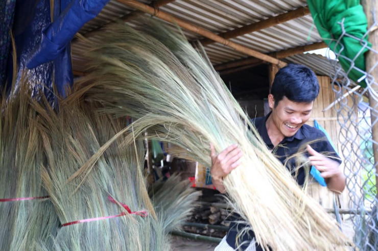 “Tôi cùng nhiều người dân ở đây tranh thủ sau Tết lên rừng chặt đót, buộc lại thành bó vác về nhà phơi. Do thương lái chỉ mua đót vừa phải, không mua đót già nên cứ sau Tết, người dân ráo riết đi hái”, anh Cảnh chia sẻ.