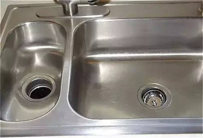 Bồn rửa bát: Đổ chất tẩy rửa nhà bếp lên một miếng giẻ ướt để cọ rửa bồn rửa bát. Không sử dụng bùi nhùi thép cứng để cọ nếu không sẽ làm hư hại bề mặt bồn rửa bát và để lại vết xước.
