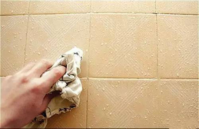 Gạch men: Xịt một lượng chất tẩy rửa nhất định lên gạch, sau đó phủ khăn giấy nhà bếp lên trên, để khoảng 10 phút rồi lau lại bằng khăn ẩm. Với những vị trí khó làm sạch như đường kẻ gạch, bạn có thể dùng bàn chải đánh răng cũ để chà sạch.
