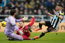 Tường thuật bóng đá Newcastle - Liverpool: Alisson cản phá Saint-Maximin (Ngoại hạng Anh)