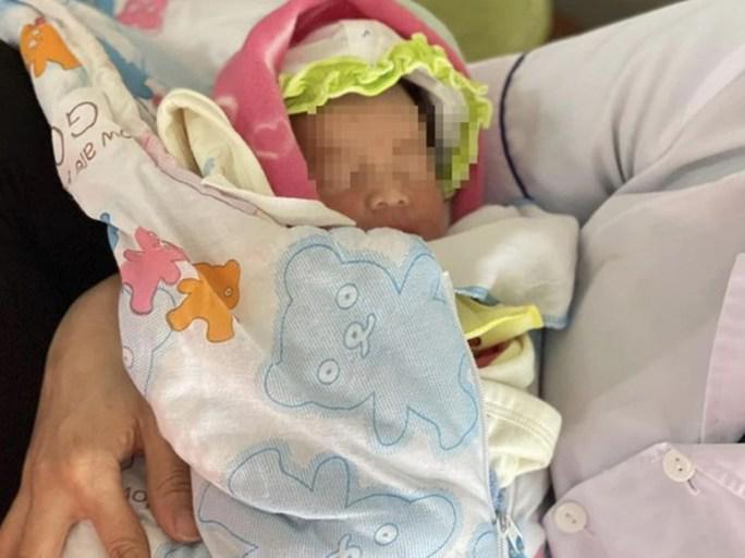 Bé gái bị bỏ rơi bên miệng cống là con của Chỉ huy trưởng Quân sự xã Sơn Tây