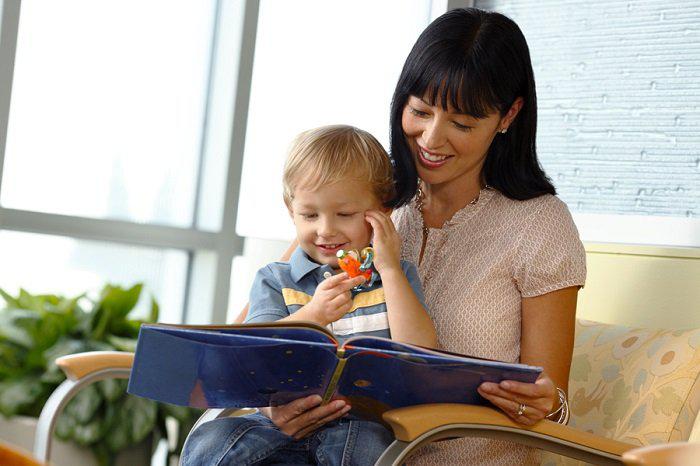 Để giảm đi tình trạng nghiến răng ở trẻ thì cha mẹ có thể cho trẻ nghe một vài bản nhạc nhẹ nhàng hoặc đọc sách trước khi đi ngủ để giúp trẻ thư giãn. Ảnh minh hoạ.