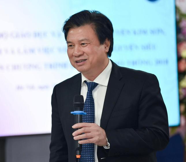 Thứ trưởng Bộ GD&amp;ĐT Nguyễn Hữu Độ chia sẻ thông tin.