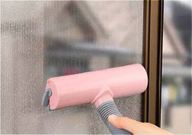 Gương cửa sổ: Để làm sạch gương hay trên cửa sổ hoặc bức màn chắn trên bếp, bạn có thể sử dụng bột mì (các loại bột tùy thích) khuấy đặc, nóng, cọ liên tục nhiều lần lên cả 2 mặt gương, sau 10 phút, dùng khăn ướt lau lại lần nữa để loại bỏ vết bẩn và vết dầu mỡ.

