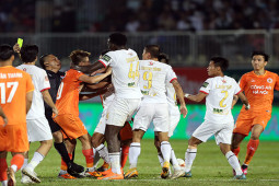 Bóng đá - Cầu thủ HAGL nhà bầu Đức và CAHN suýt "choảng" nhau ở sân Pleiku