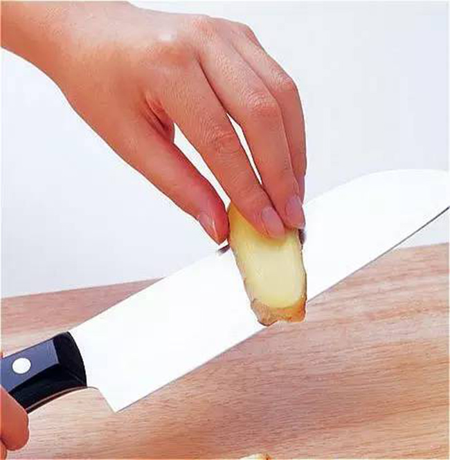 Dao bếp: Dùng gừng hoặc giấm chà lên dao bếp để khử mùi tanh hoặc mùi hành, tỏi bám trên dao bếp.
