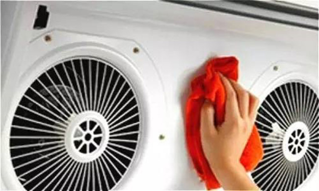 Quạt thông gió: Tháo rời quạt thông gió, lấy một ít mùn cưa mịn để sử dụng, dùng bông gạc quấn mùn cưa hoặc dùng tay lau mùn cưa vào cánh quạt cho tới khi hết sạch vết dầu mỡ cứng đầu.
