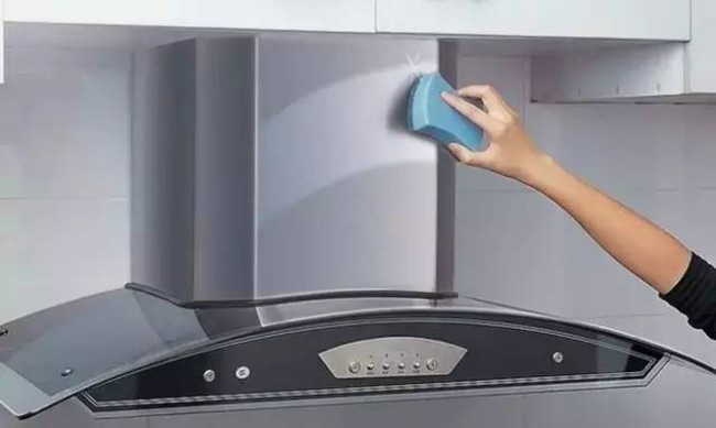 Máy hút mùi: Đổ nước ấm vào bột mì để tạo thành một hỗn hợp sền sệt, dùng cọ phết lên các vết bẩn trên lưới lọc máy hút mùi. Sử dụng giấy ăn dán lên trên, sau 5 phút bạn bóc lớp giấy ăn ra, dùng giẻ lau sạch là xong.
