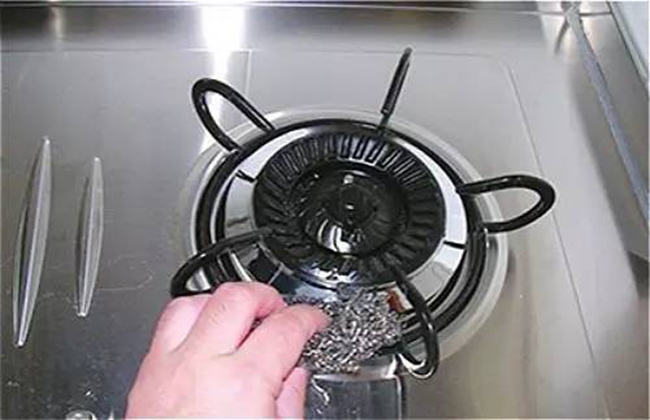 Bếp gas: Sau khi nhiệt độ của bếp ga nguội bớt, bạn cho khung sắt vào thau nước, đổ nước rửa chén vào, ngâm trong 15 phút rồi dùng giẻ hoặc bùi nhùi thép chà sạch, rửa lại lần nữa, lau khô rồi lắp lại như cũ.
