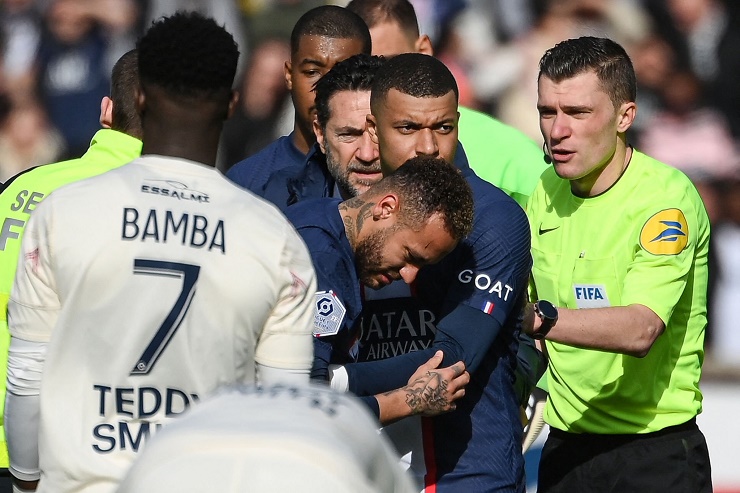 Neymar bị lật cổ chân rời sân bằng cáng, nguy cơ lỡ đại chiến Bayern - 3