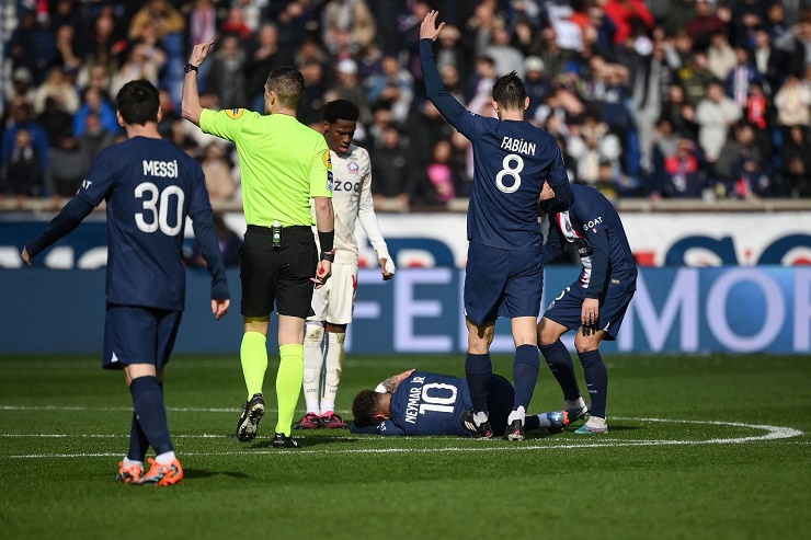 Neymar bị lật cổ chân rời sân bằng cáng, nguy cơ lỡ đại chiến Bayern - 2