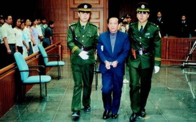 Cựu Phó Chủ tịch Quốc hội Trung Quốc Thành Khắc Kiệt&nbsp;tại phiên tòa xét xử.