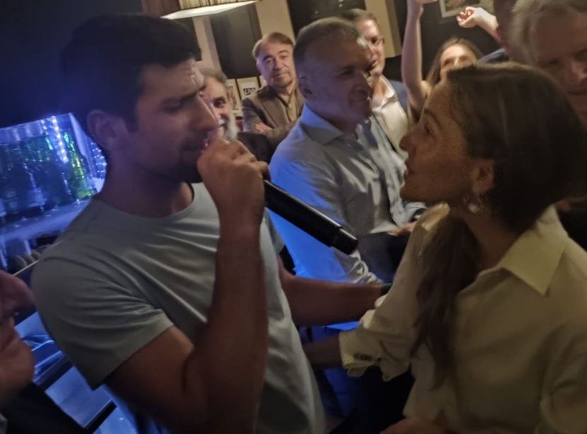 Novak Djokovic hát tặng vợ yêu Jelena Ristic ở nhà hàng mang tên mình tại New Belgrade tối 18/2