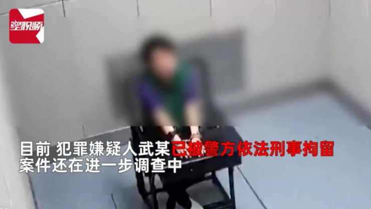 Xiaowu bị cảnh sát bắt giữ sau khi bị cáo buộc lừa tiền bạn thân. Ảnh: Weibo