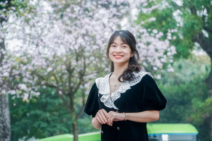 Thục Anh - bạn trẻ đến từ Nghệ An - cho biết: "Em ra Hà Nội để đi chơi, tình cờ qua góc phố này thấy hoa ban nở trắng xóa rất lãng mạn, nên em cùng bạn đã chụp check-in để lưu lại những kỷ niệm đẹp nhất ở Thủ đô".