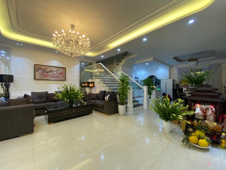 Căn biệt thự gồm ba tầng và một tum, mỗi tầng
thiết kế 2-3 phòng với chức năng khác nhau.