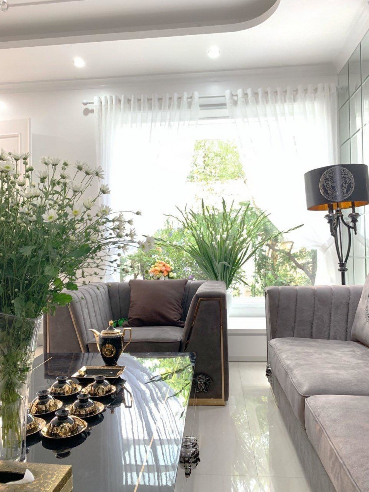 Nam ca sĩ yêu thích thiên nhiên cây cối, hoa
cảnh nên trong nhà luôn có vài lọ hoa tươi đặt khắp nơi từ phòng
khách tới nhà bếp, các bậu cửa sổ... Anh cho lắp nhiều cửa sổ kính
ở cả ba tầng để biến căn biệt thự thành không gian mở, thoáng đãng,
tràn ngập ánh sáng tự nhiên.