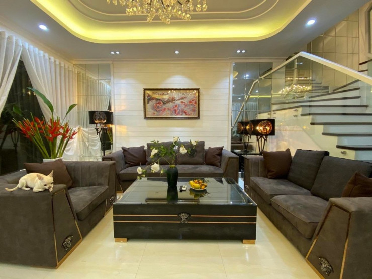 Nam ca sĩ lắp đặt nội thất theo tiêu chí kiểu
dáng đơn giản nhưng tiện nghi, thoải mái. Sofa, bàn trà mang tông
màu nâu, trông nổi bật khi đặt trong không gian bao quanh là những
bức tường trắng, ánh đèn lung linh.