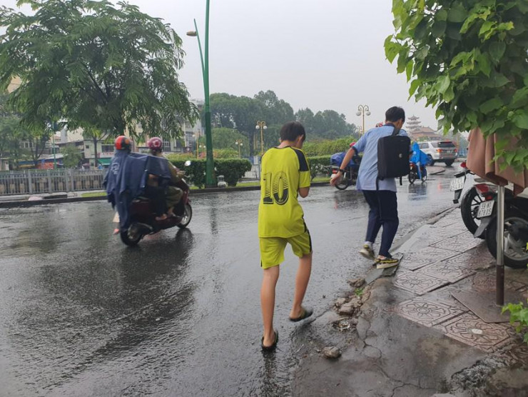 Luật giao thông đường bộ quy định chi tiết những điều ưu tiên và nghiêm cấm cho người đi bộ. (Ảnh minh họa)