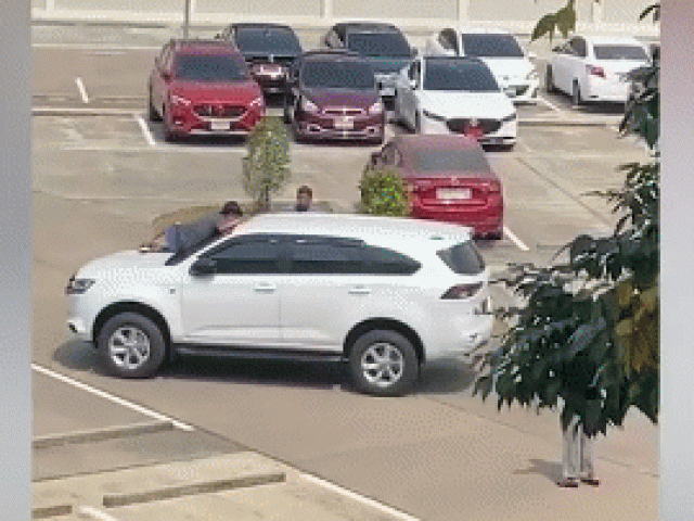 Bạn trẻ - Cuộc sống - Clip: Nam thanh niên cố thủ trên nắp capo để đòi lại tiền người yêu cũ