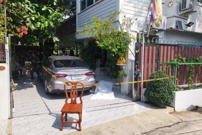Thi thể của ông Panya nằm cạnh chiếc xe hơi màu bạc. Ảnh: Bangkok Post